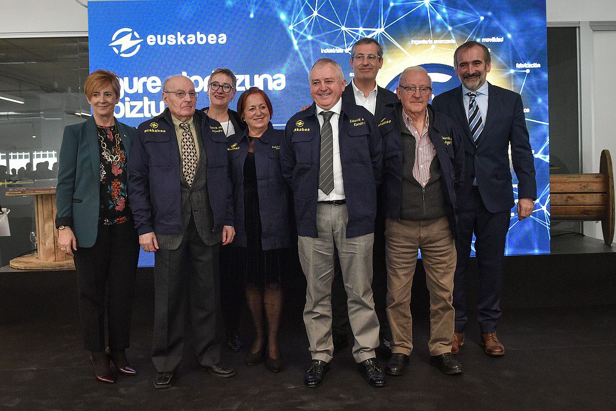 Eugenio Mitxelena Euskabeako burua, eskuinean, enpresaren sortzaileekin eta agintariekin. JOSE IGNACIO UNANUE / IREKIA. Eugenio Mitxelena Euskabeako burua, eskuinean, enpresaren sortzaileekin eta agintariekin. JOSE IGNACIO UNANUE / IREKIA.