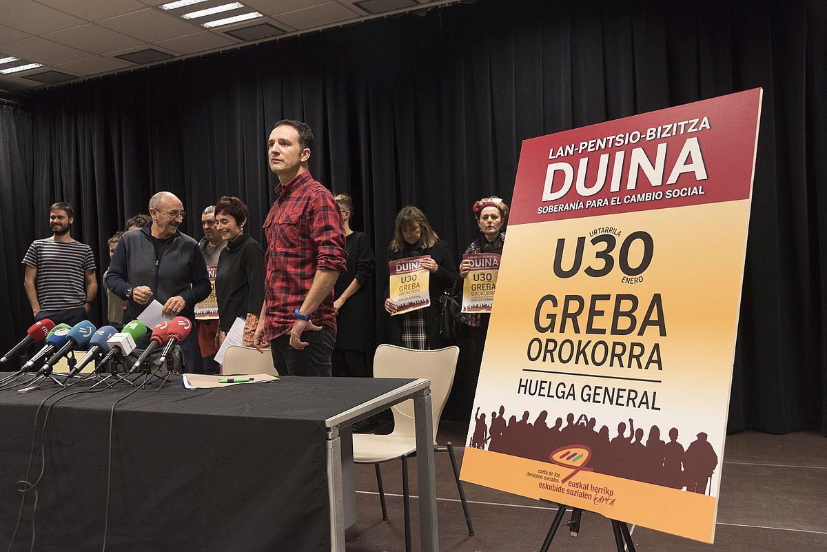 Gutun Sozialeko sindikatuen eta eragile sozialen ordezkariak, atzo. ANDONI CANELLADA / FOKU. Gutun Sozialeko sindikatuen eta eragile sozialen ordezkariak, atzo. ANDONI CANELLADA / FOKU.