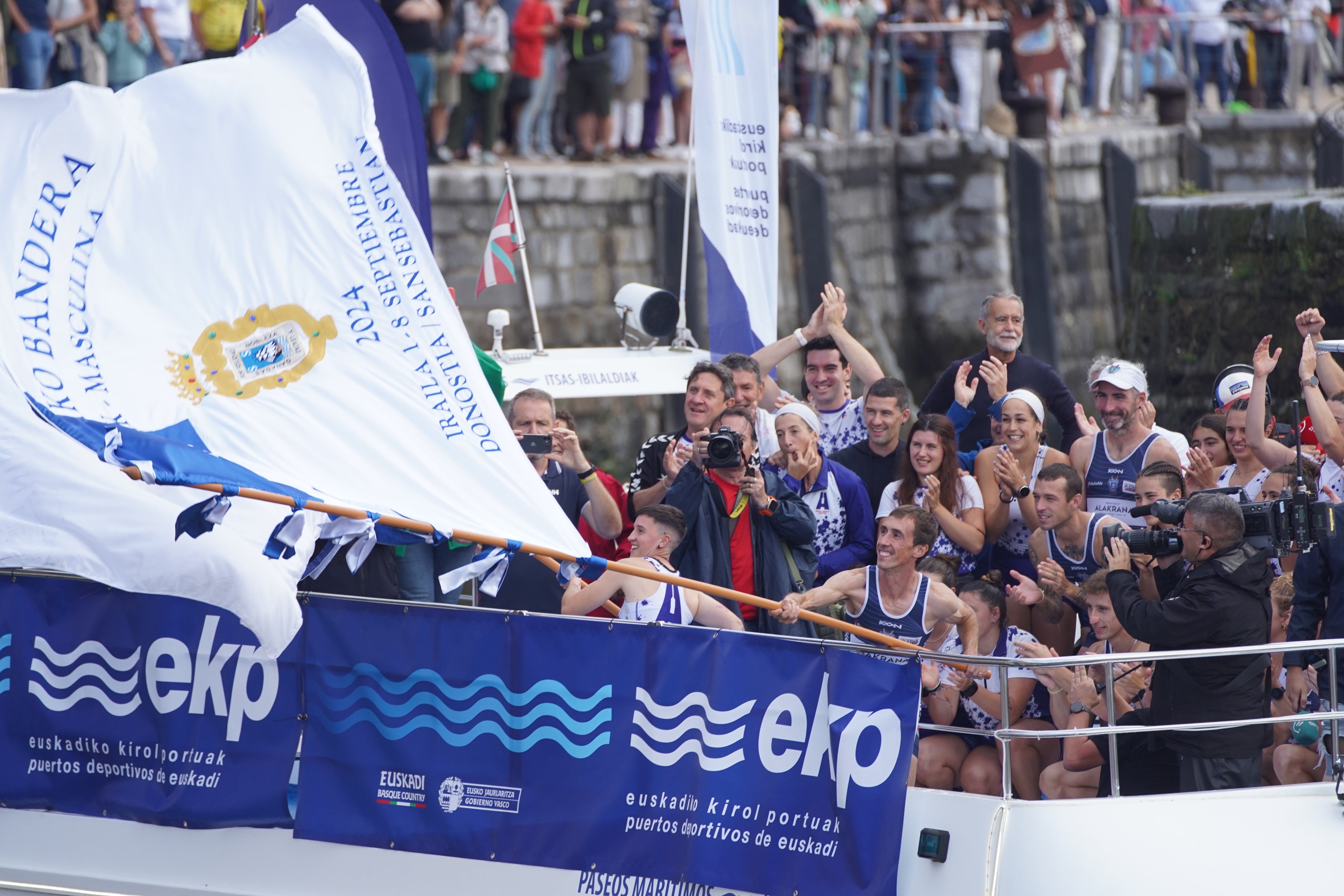 Arraun Lagunak eta Urdaibaiko bi patroiak, atzo, Kontxako Bandera astintzen. JON URBE / FOKU
