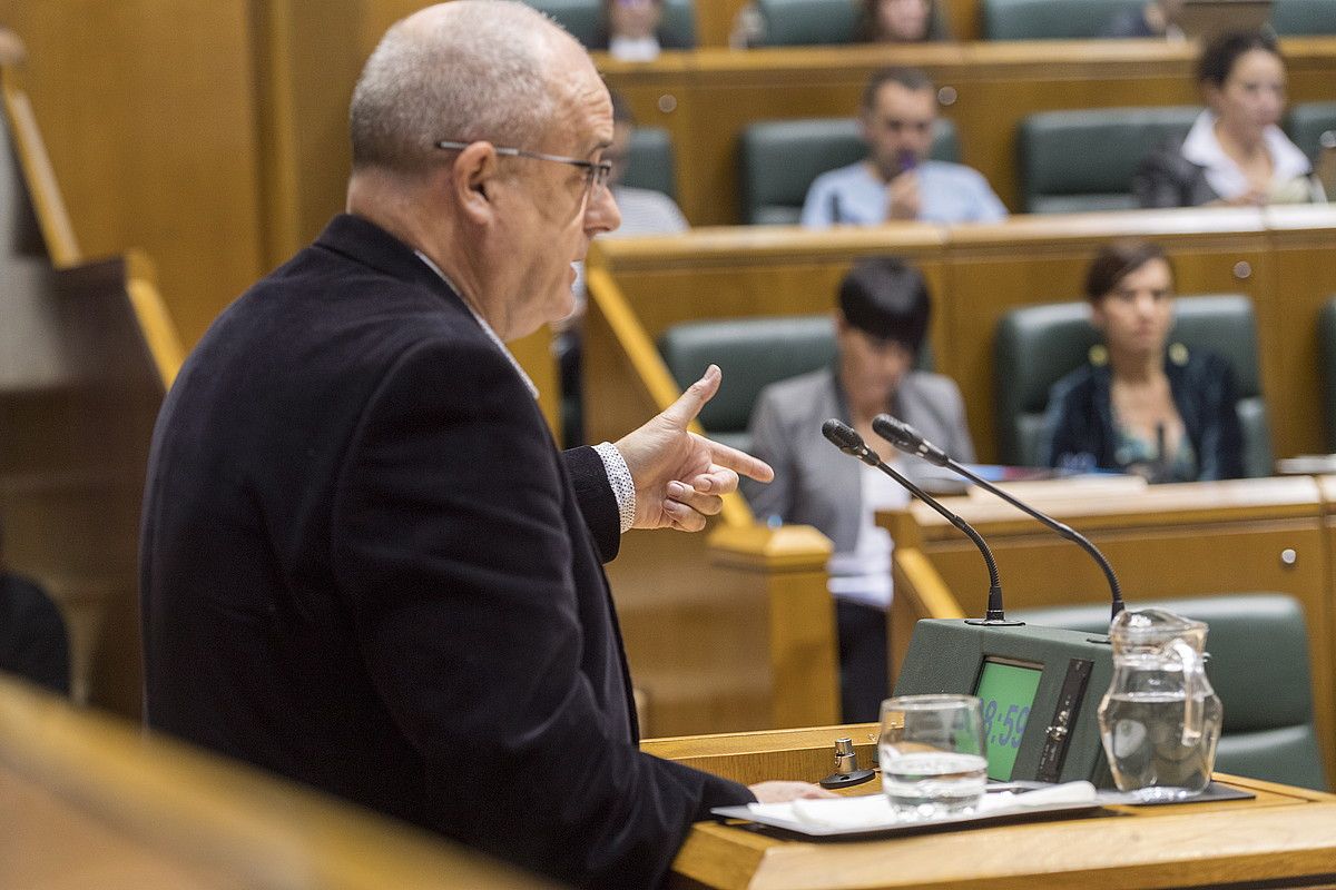 Joseba Egibar (EAJ) hizketan, atzoko osoko bilkuran, ezkerrean EH Bilduko legebiltzarkideak zituela. JUANAN RUIZ / FOKU. Joseba Egibar (EAJ) hizketan, atzoko osoko bilkuran, ezkerrean EH Bilduko legebiltzarkideak zituela. JUANAN RUIZ / FOKU.