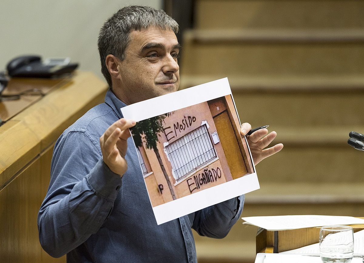 Mikel Otero EH Bilduko legebiltzarkidea, atzo legebiltzarrean. JUANAN RUIZ/ FOKU. Mikel Otero EH Bilduko legebiltzarkidea, atzo legebiltzarrean. JUANAN RUIZ/ FOKU.