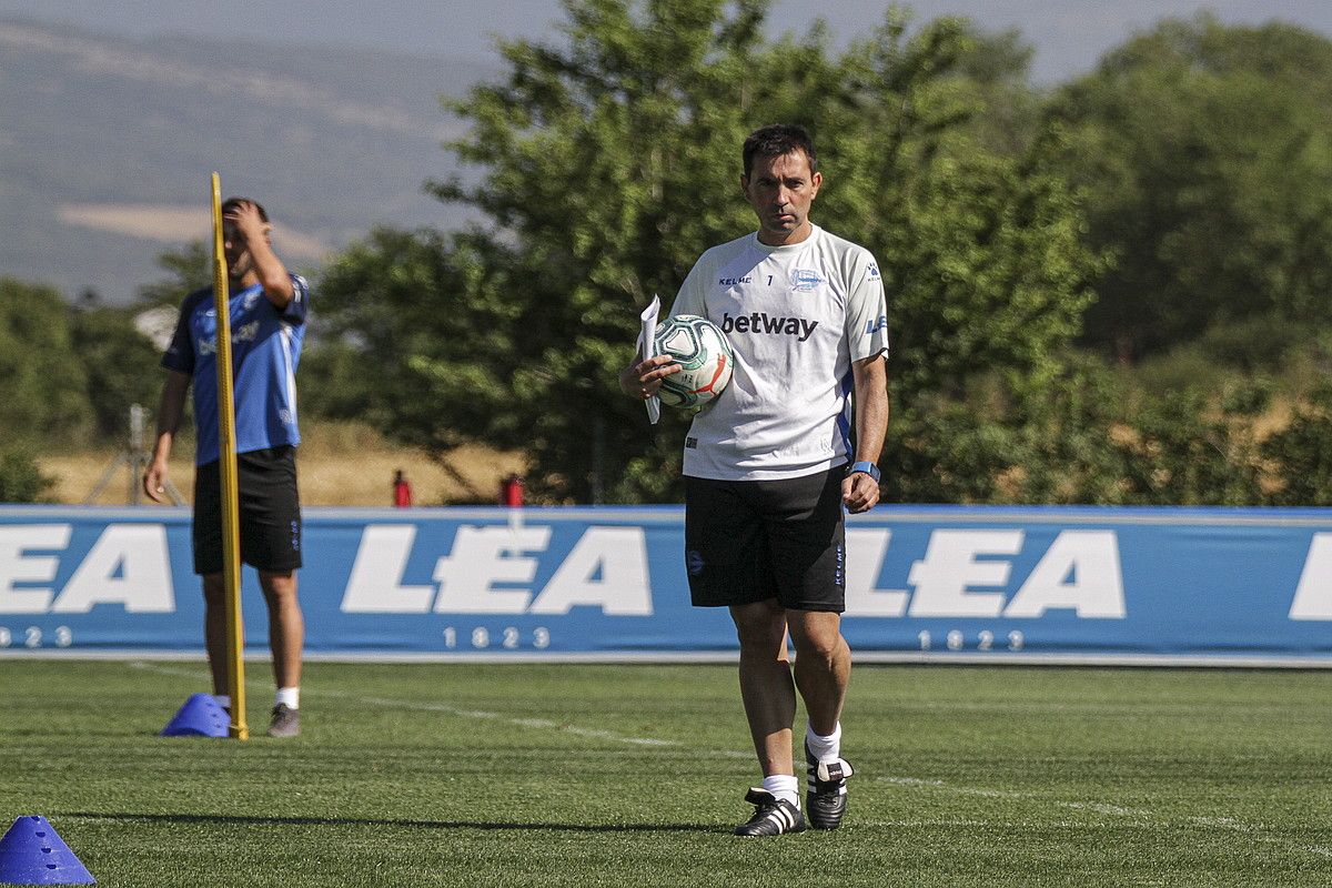 Asier Garitano, Alavesen entrenamendu bat zuzentzen, Ibaian. ENDIKA PORTILLO / FOKU.