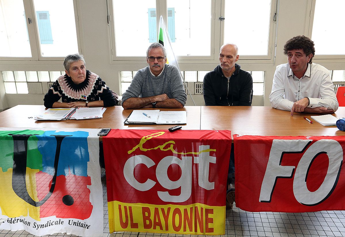 FSU, CGT eta FO sindikatuetako ordezkariak datorren asteko grebara deitzen, atzo, Baionan. BOB EDME. FSU, CGT eta FO sindikatuetako ordezkariak datorren asteko grebara deitzen, atzo, Baionan. BOB EDME.