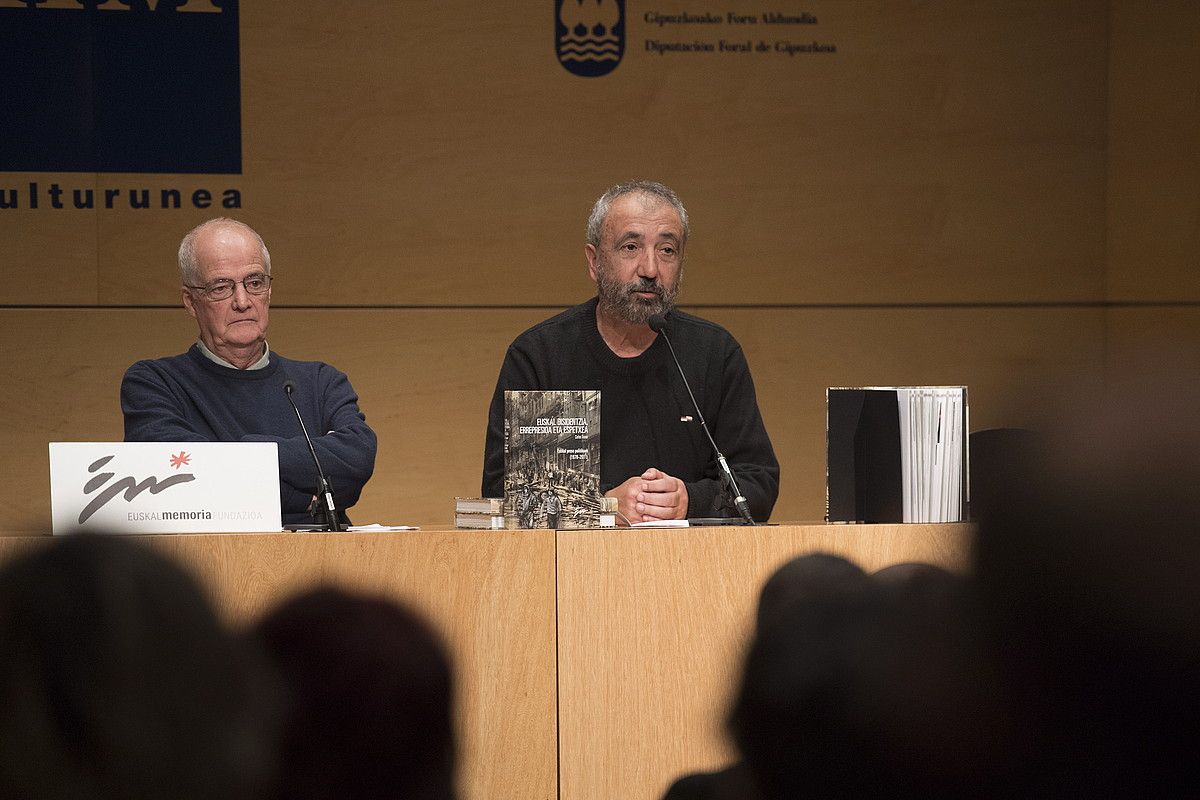 Carlos Trenor eta Iñaki Egaña, atzo, liburuaren aurkezpenean. GORKA RUBIO / FOKU.