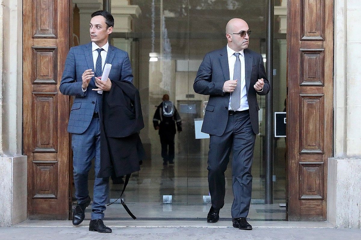 Yorgen Fenech enpresaria —eskuinean— Valleta hiriburuan, atzo, bermepean aske utzi zutenean. DOMENIC AQUILINA / EFE.
