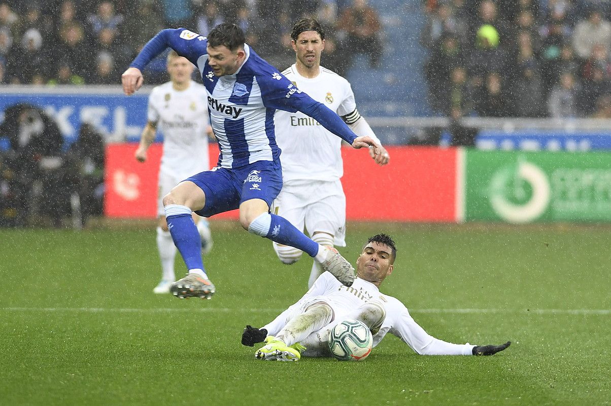 Real Madrilgo Casemiro, Alaveseko Burkeri baloia kentzen, atzo, Mendizorrotzan. JUANAN RUIZ / EFE.