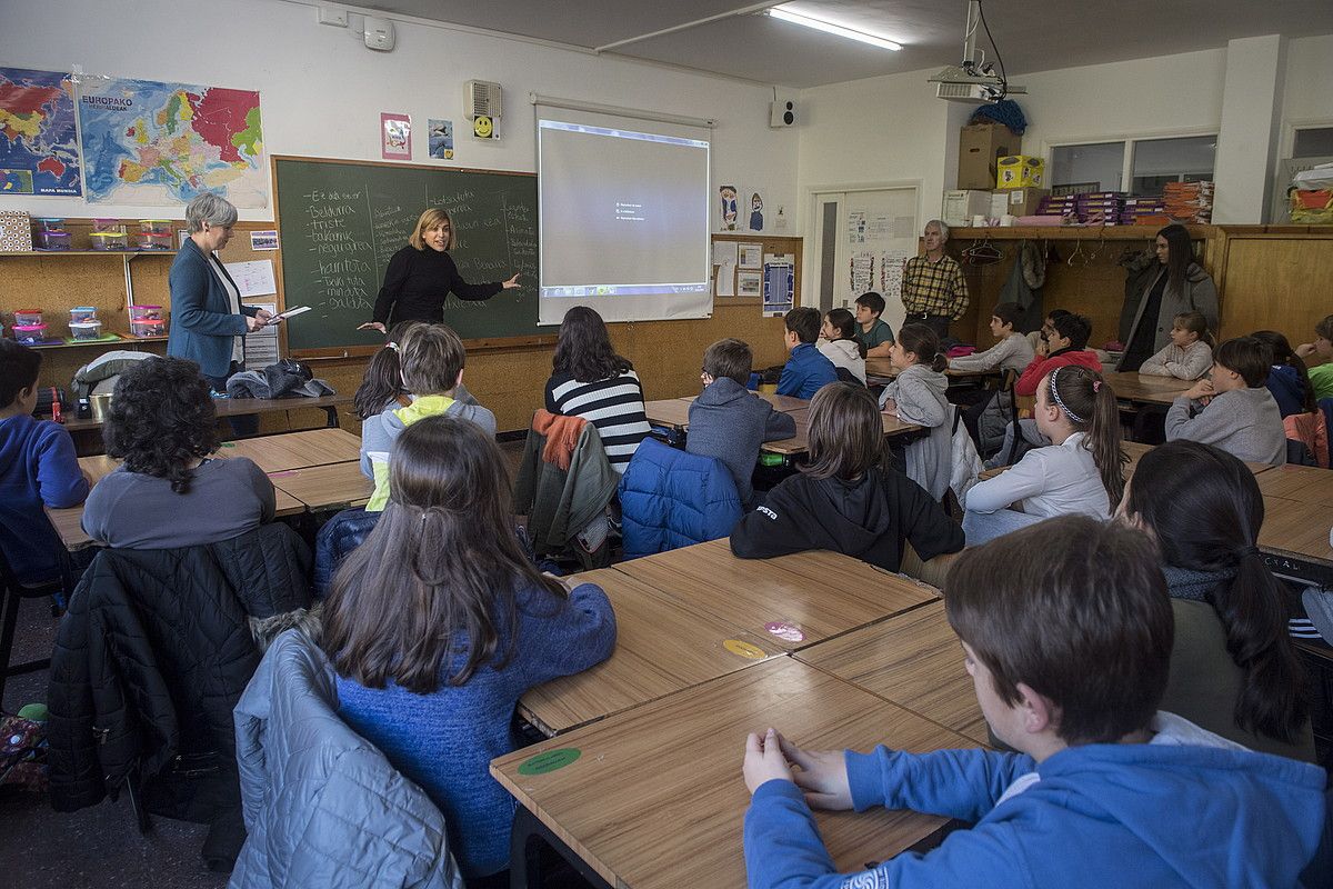 Lehen Hezkuntzako haurren artean gero eta ohikoagoa da ziberjazarpena. Irudian, ume batzuk eskola batean. JON URBE / FOKU.