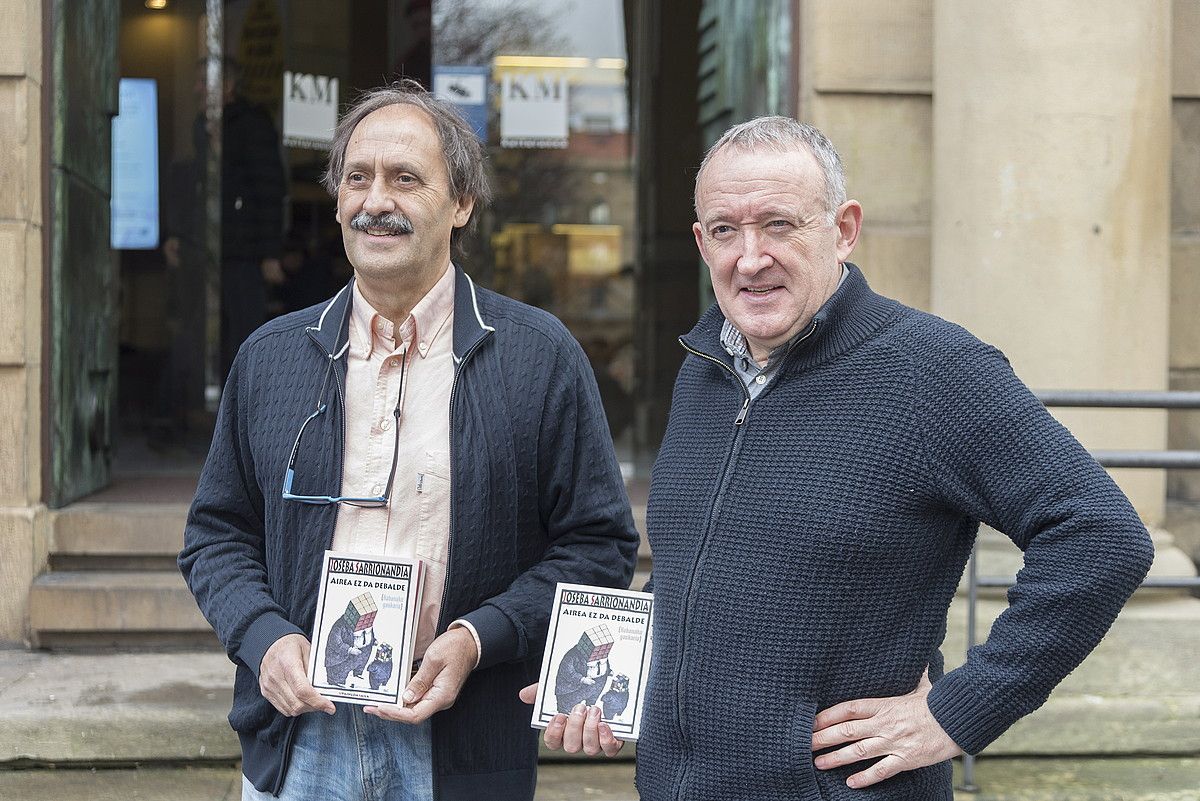 Ezkerrean, Joxemari Iturralde; eskuinean, Fernando Rey. Bien artean aurkeztu zuten atzo Airea ez da debalde liburua, Donostian. ANDONI CANELLADA / FOKU.