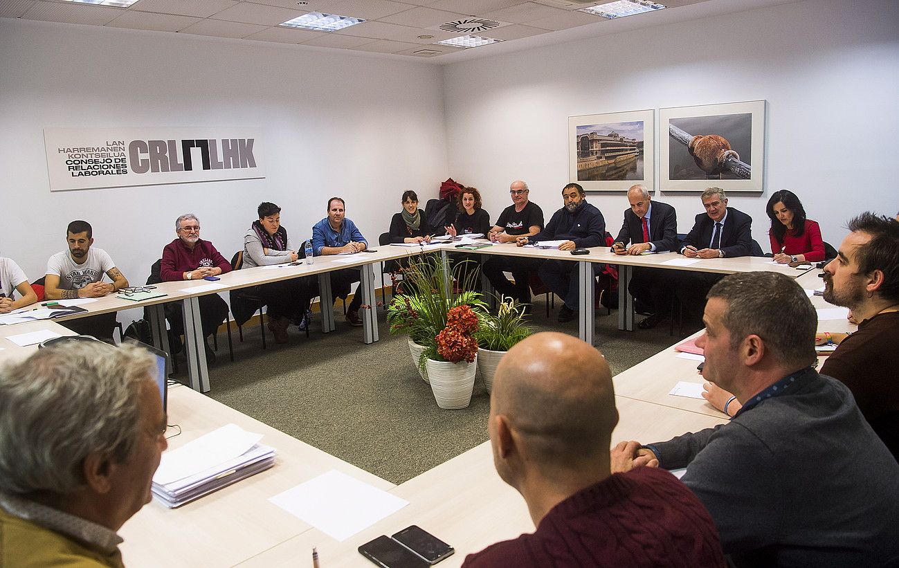 FVEM patronaleko eta sindikatuetako ordezkariak, atzo, Lan Harremanen Kontseiluak Bilbon duen bulegoan. LUIS JAUREGIALTZO / FOKU. FVEM patronaleko eta sindikatuetako ordezkariak, atzo, Lan Harremanen Kontseiluak Bilbon duen bulegoan. LUIS JAUREGIALTZO / FOKU.