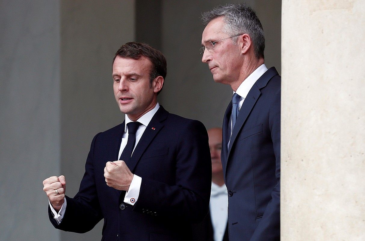 Emmanuel Macron eta Jens Stoltenberg, Parisen, joan den azaroaren 28an. IAN LANGSDON / EFE. Emmanuel Macron eta Jens Stoltenberg, Parisen, joan den azaroaren 28an. IAN LANGSDON / EFE.