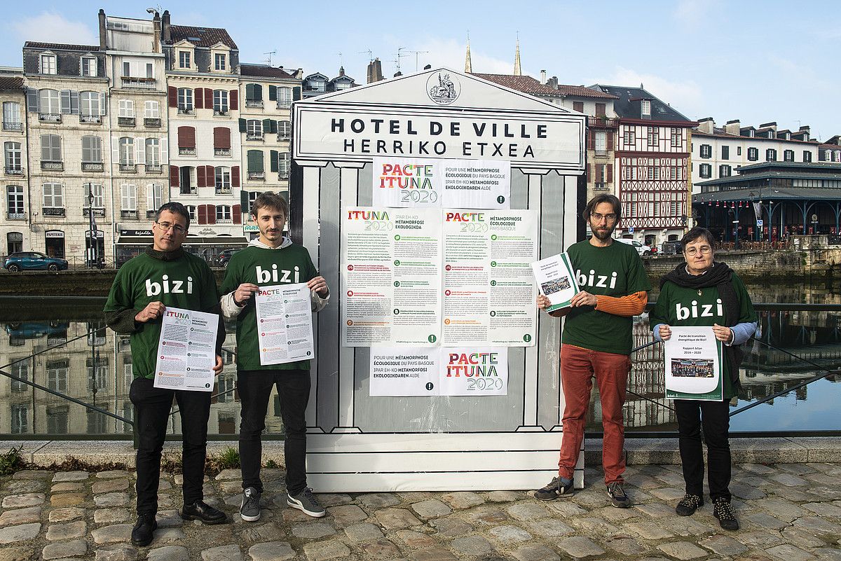 Bizi-ko kideak atzo, Baionan egin zuten agerraldian. GUILLAUME FAUVEAU. Bizi-ko kideak atzo, Baionan egin zuten agerraldian. GUILLAUME FAUVEAU.
