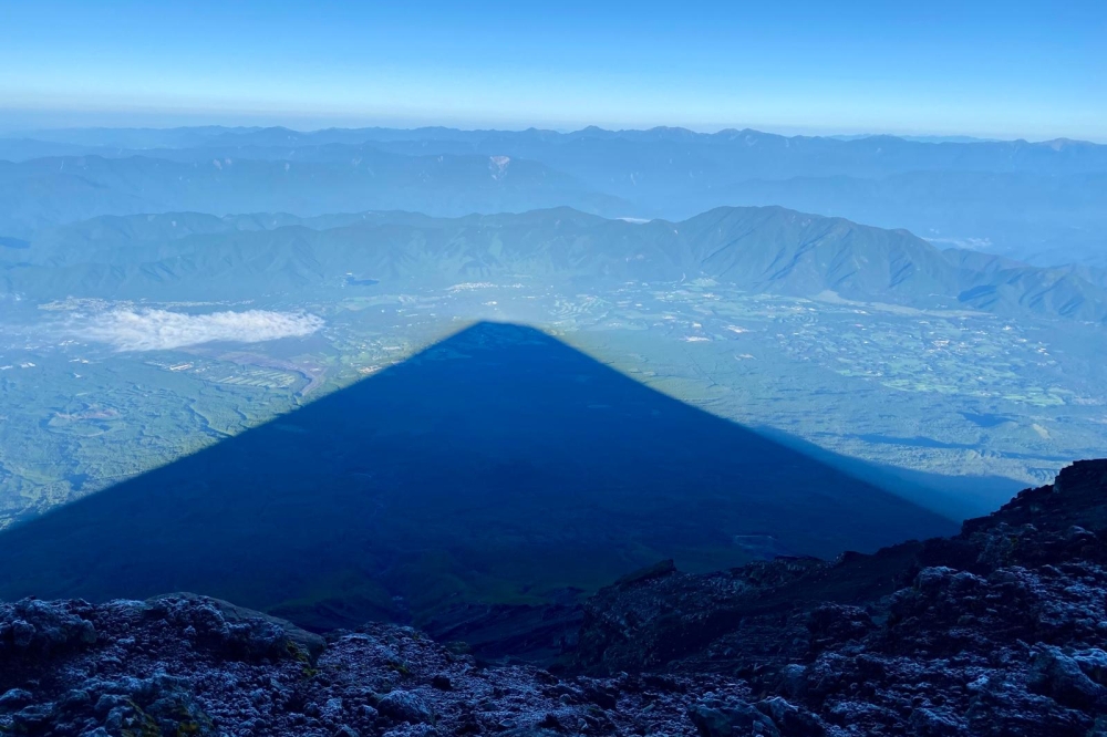 Japoniako Fuji mendiaren itzala gailurretik Japoniako Fuji mendiaren itzala gailurretik