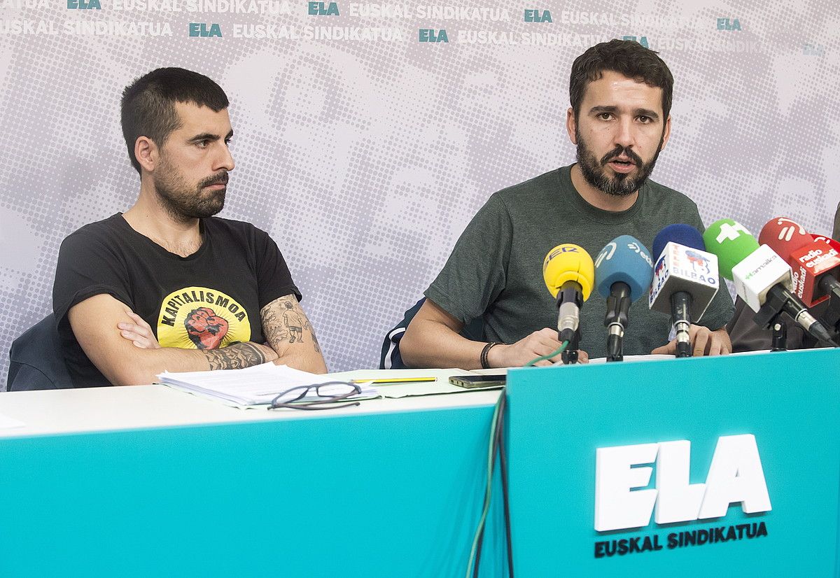 Mikel Bilbao eta Mikel Etxeberria ELAko negoziatzaileak, atzo, Bilbon. MARISOL RAMIREZ / FOKU. Mikel Bilbao eta Mikel Etxeberria ELAko negoziatzaileak, atzo, Bilbon. MARISOL RAMIREZ / FOKU.