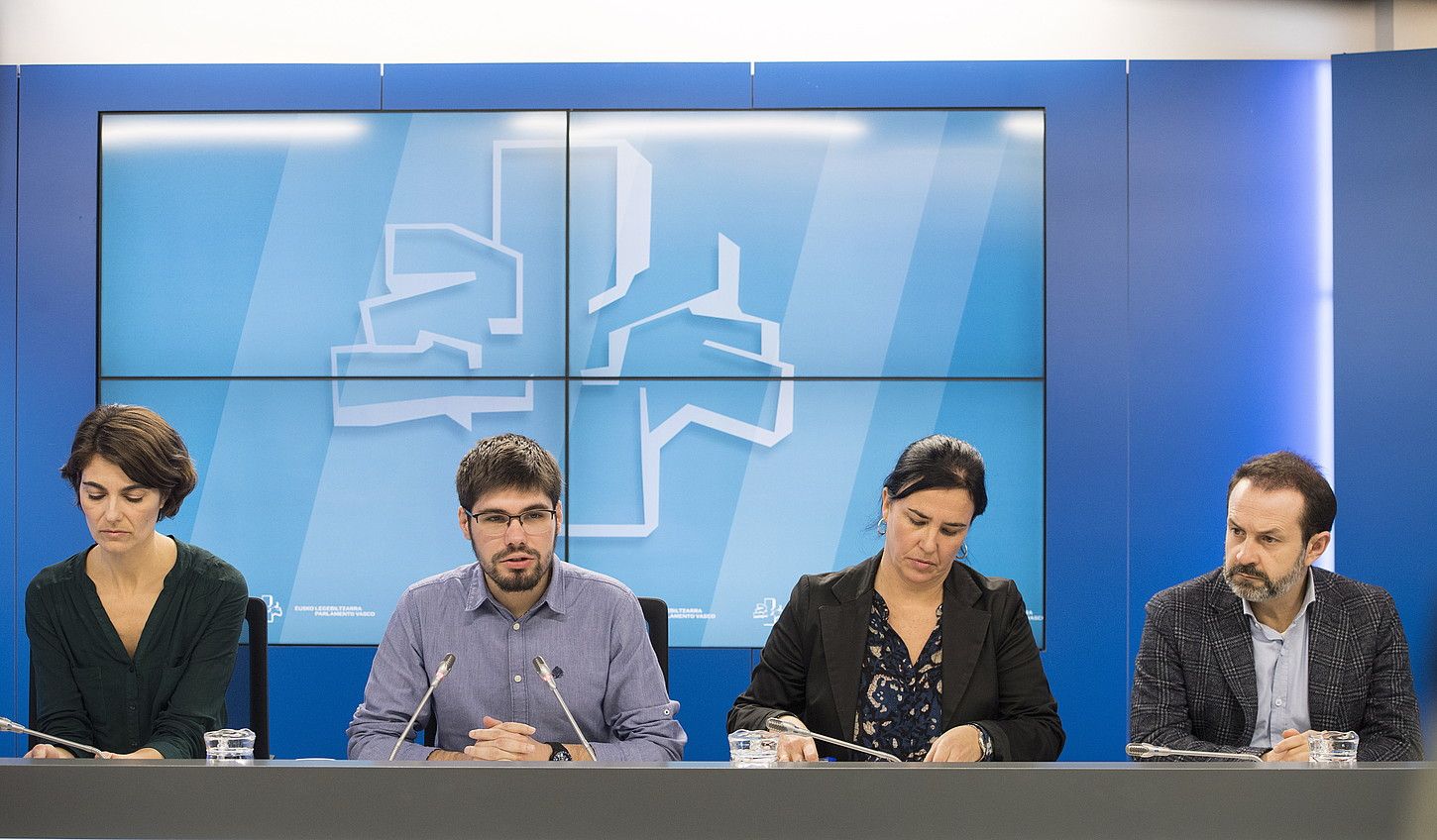 Elkarrekin Podemoseko legebiltzarkideak, Lander Martinez buru, atzo Gasteizen egindako agerraldian. JUANAN RUIZ / FOKU. Elkarrekin Podemoseko legebiltzarkideak, Lander Martinez buru, atzo Gasteizen egindako agerraldian. JUANAN RUIZ / FOKU.