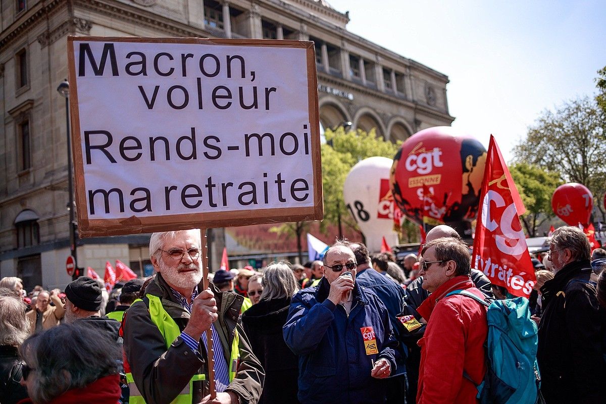 Manifestari bat, joan den apirilean, «Macron lapurra, itzuli nire pentsioa» dioen pankarta eskuan duela. CHRISTOPHE PETIT TESSON / EFE. Manifestari bat, joan den apirilean, «Macron lapurra, itzuli nire pentsioa» dioen pankarta eskuan duela. CHRISTOPHE PETIT TESSON / EFE.