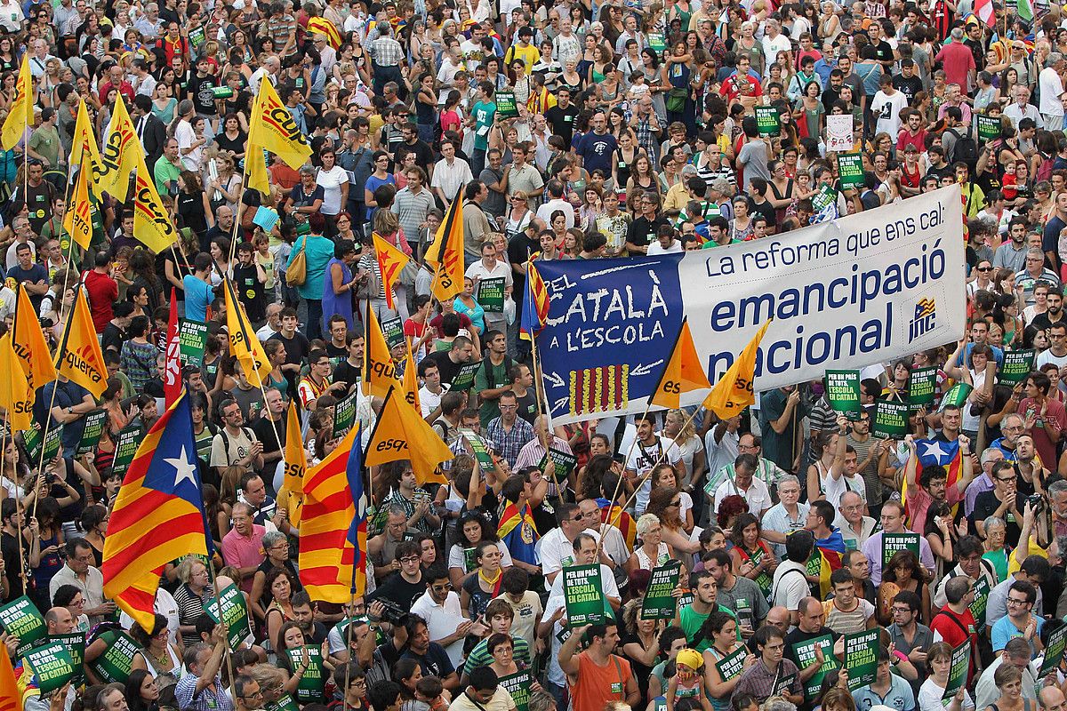 Bartzelona. 2011ko irailean, murgiltze ereduaren alde manifestatzera deitu zuten Kataluniako hezkuntzako sindikatu guztiek. TONI ALBIR / EFE.