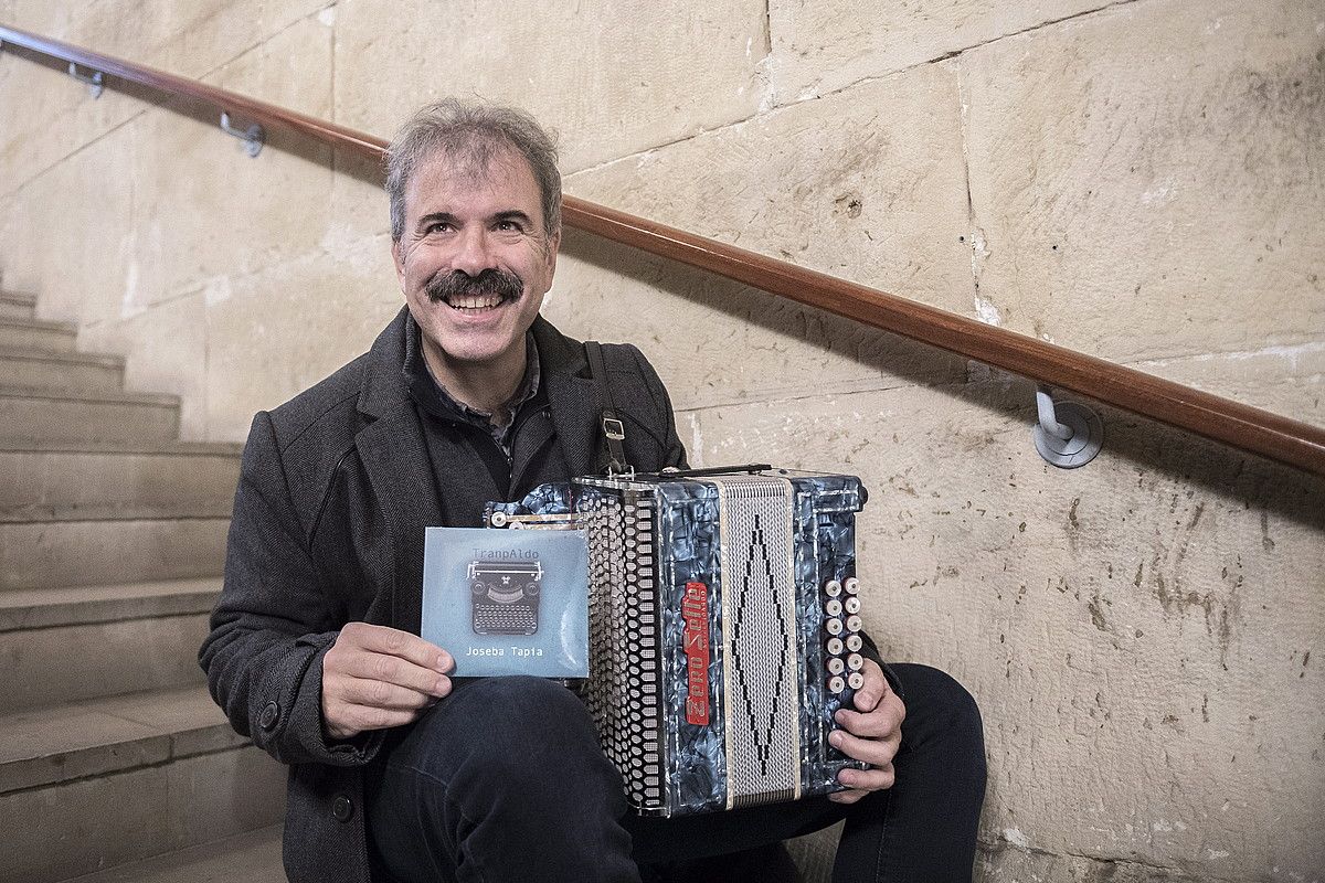 Joseba Tapia, lan berria eta trikitia eskuetan duela, atzo, Donostian. GORKA RUBIO / FOKU. Joseba Tapia, lan berria eta trikitia eskuetan duela, atzo, Donostian. GORKA RUBIO / FOKU.
