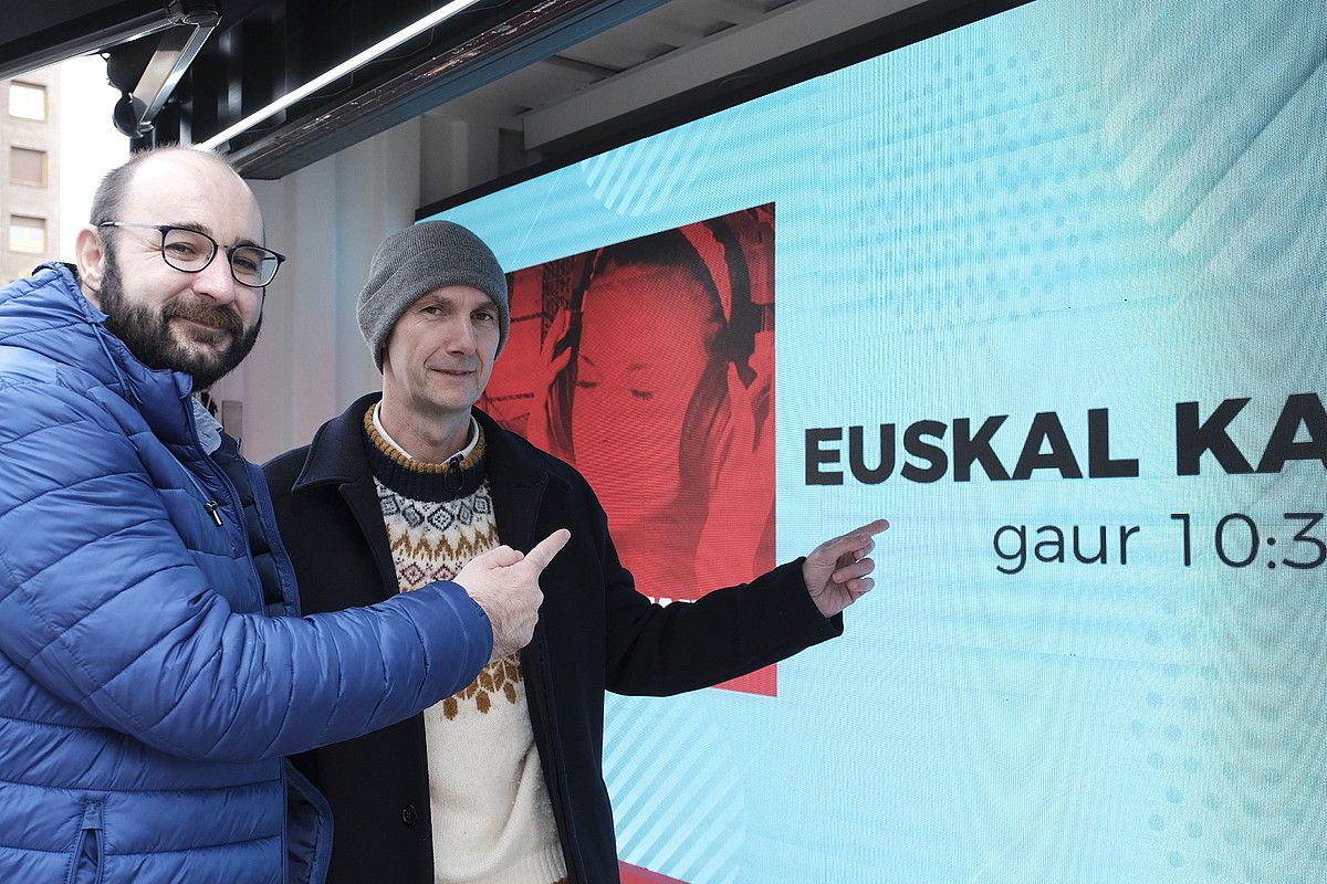 Urko Aristi eta Iñigo Zeberio, atzo, Durangon, EITB Euskal Kantak irratiaren aurkezpenean. EITB. Urko Aristi eta Iñigo Zeberio, atzo, Durangon, EITB Euskal Kantak irratiaren aurkezpenean. EITB.