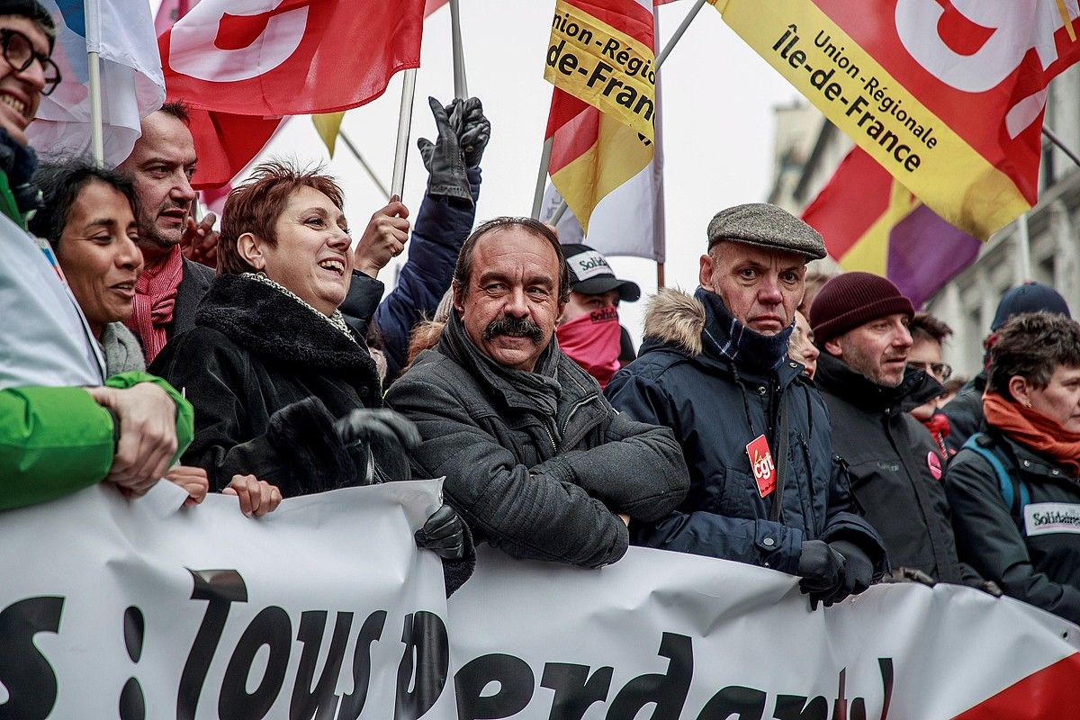 Parisko manifestazioaren burua, atzo arratsaldean, Philippe Martinez CGTko idazkari nagusia erdian dela. CRISTOPHE PETIT TESSON / EFE.