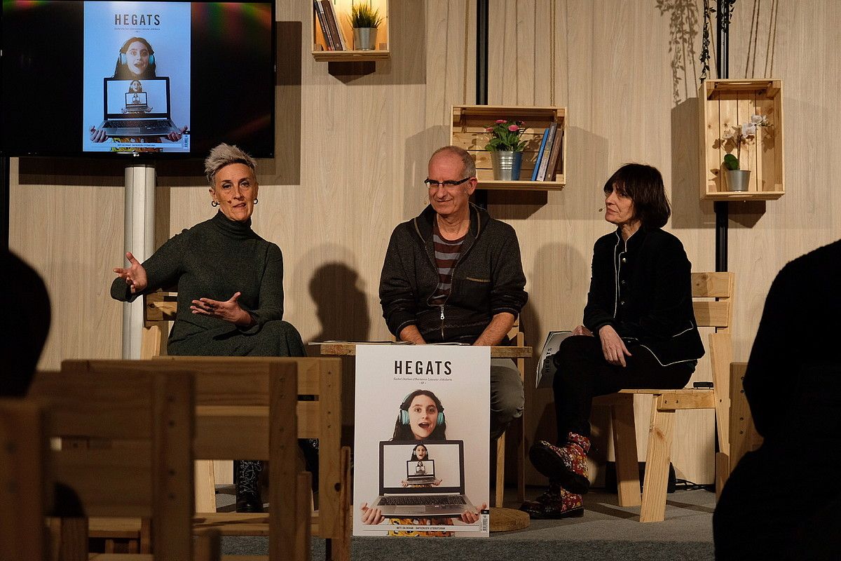 Yolanda Arrieta, Mikel Antza eta Garbiñe Ubeda, Hegats aldizkariaren 57. zenbakia aurkezten, Ahotsenean. JON URBE / FOKU.