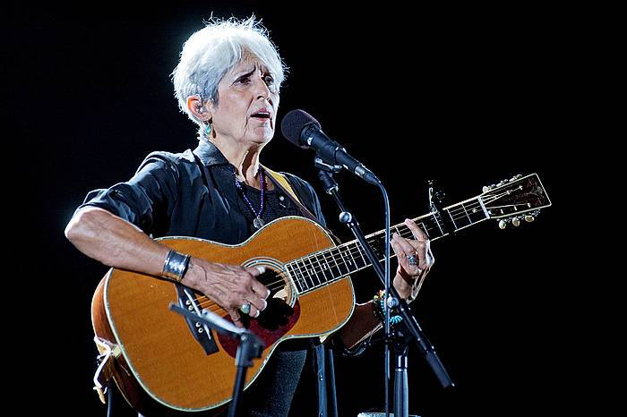 Joan Baez, 2017an emandako kontzertu batean. ROBIN TOWNSEND / EFE