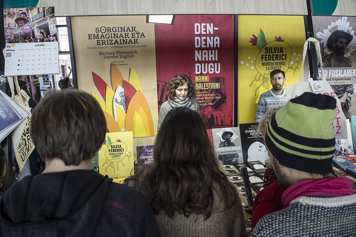 Katakrak argitaletxearen erakusmahaia; hasieratik batez ere saiakera argitaratzearen alde egin, eta irakurleen harrera ona izan du. MARISOL RAMIREZ / FOKU. Katakrak argitaletxearen erakusmahaia; hasieratik batez ere saiakera argitaratzearen alde egin, eta irakurleen harrera ona izan du. MARISOL RAMIREZ / FOKU.