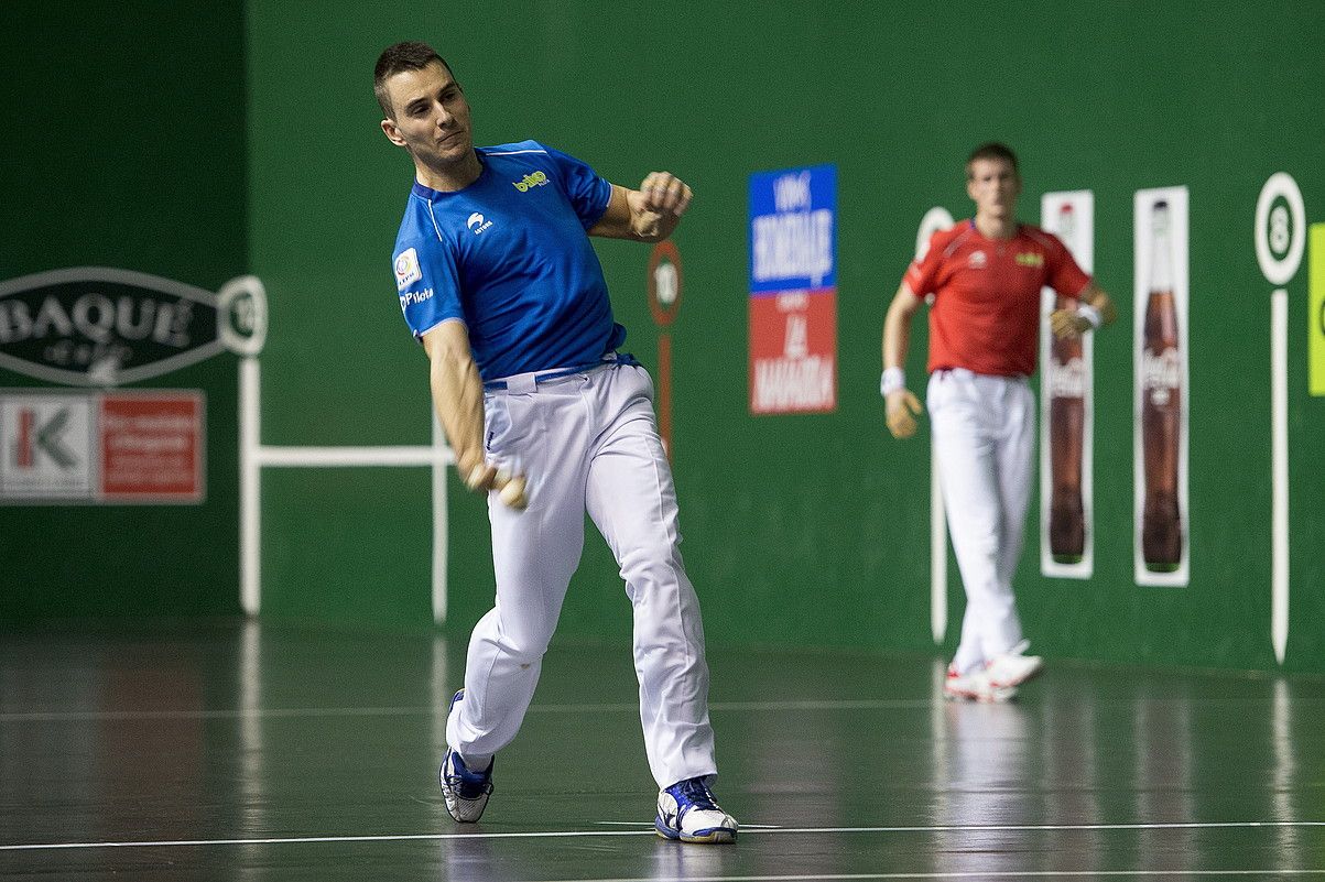 Ander Imaz pilota jotzen, urrutira Jon Mariezkurrena duela. IÑIGO URIZ / FOKU.