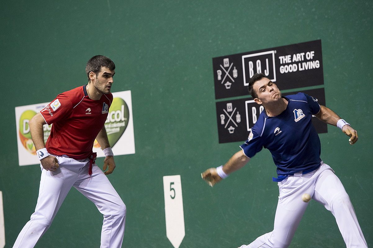 Erik Jaka, pilota jotzen, alboan Joseba Ezkurdia duela. IÑIGO URIZ / FOKU.