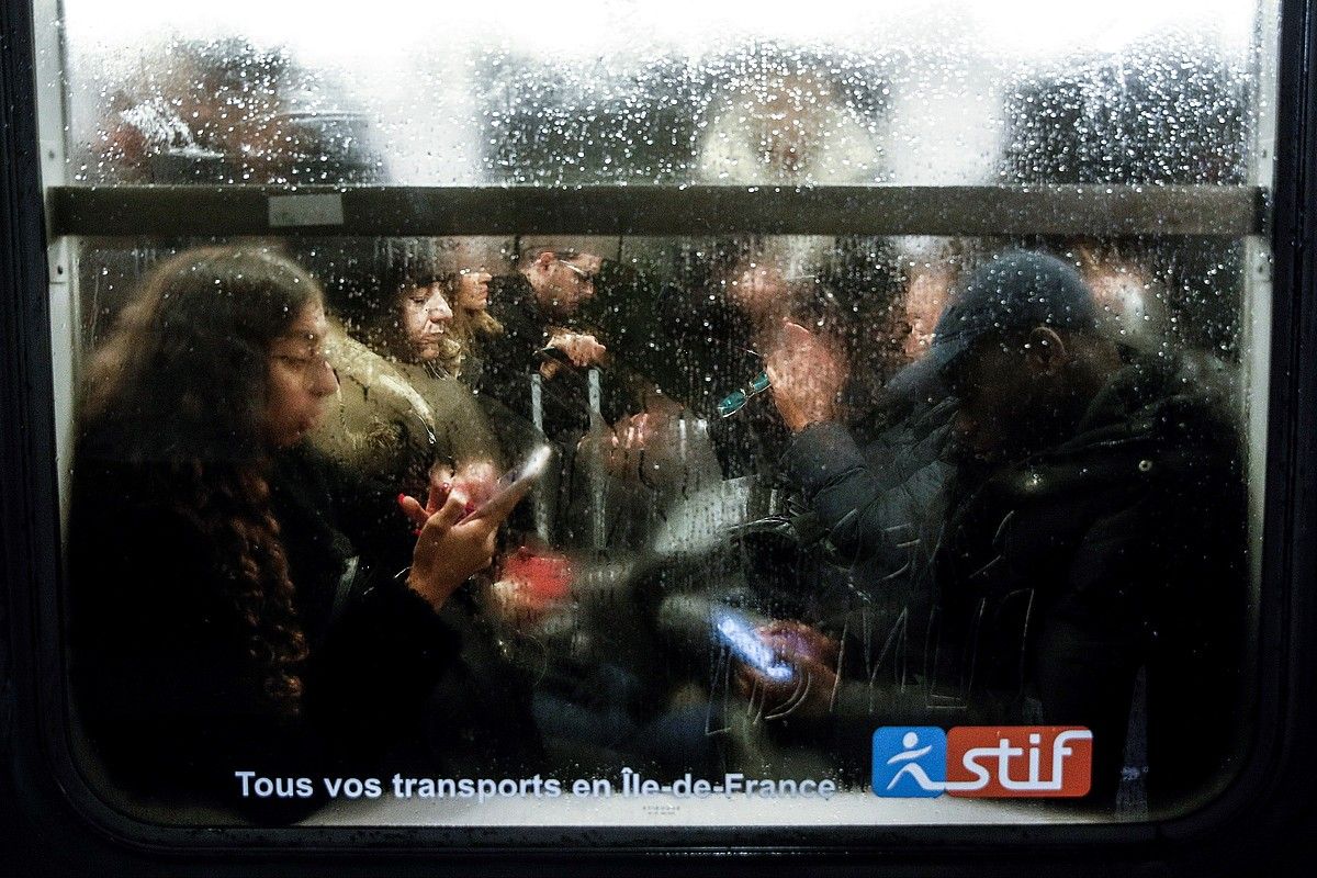 Parisko metroa jendez lepo, atzo, greban segitzen dutelako trenbideetan. YOAN VALAT / EFE.