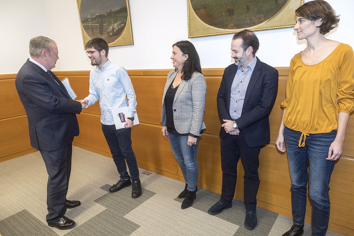 Pedro Azpiazu, Lander Martinez agurtzen, joan den asteartean. JUANAN RUIZ / FOKU. Pedro Azpiazu, Lander Martinez agurtzen, joan den asteartean. JUANAN RUIZ / FOKU.