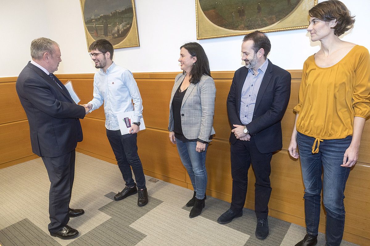 Pedro Azpiazu, Lander Martinez agurtzen, joan den asteartean. JUANAN RUIZ / FOKU.