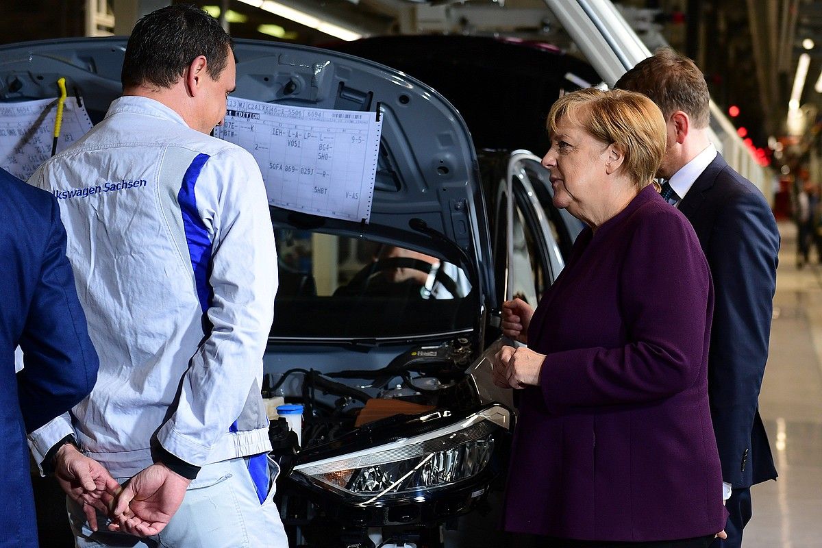 Angela Merkel VW taldeko planta batean, aurten. FILIP SINGER / EFE.