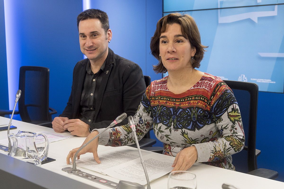 Iker Casanova eta Leire Pinedo EH Bilduko legebiltzarkideak, atzo, Gasteizen, Eusko Legebiltzarrean egindako agerraldian. JUANAN RUIZ / FOKU. Iker Casanova eta Leire Pinedo EH Bilduko legebiltzarkideak, atzo, Gasteizen, Eusko Legebiltzarrean egindako agerraldian. JUANAN RUIZ / FOKU.