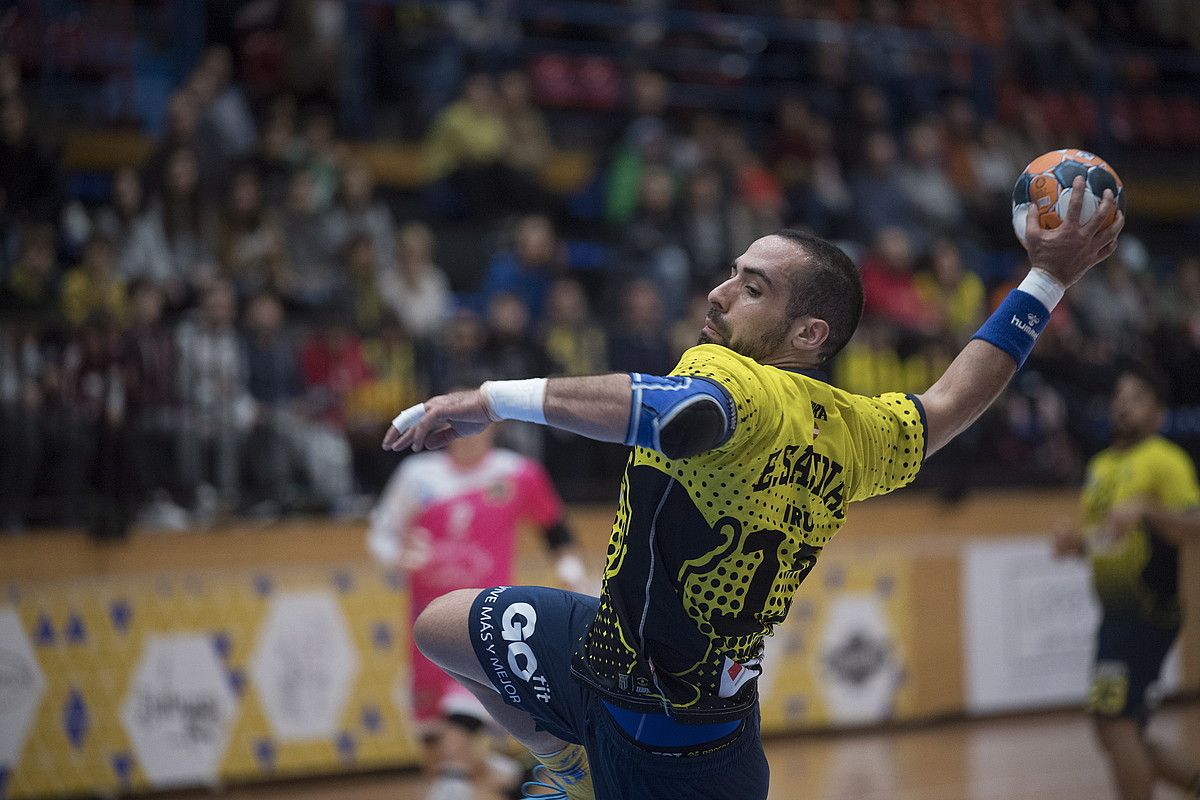 Esteban Salinas, jaurtitzear, Bidasoak jokatutako azken partidan, Cangasen aurkakoa. JUAN CARLOS RUIZ / FOKU.