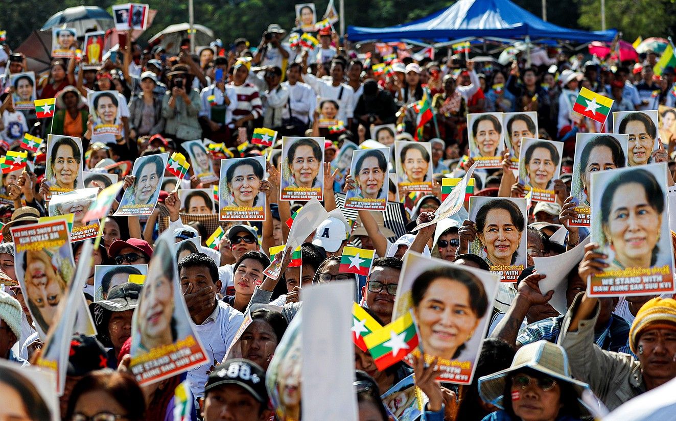 Suu Kyi Myanmarko ministro eta Bakearen Nobel saridunaren aldeko manifestazioa, atzo, Yangonen. LYNN BO BO / EFE.