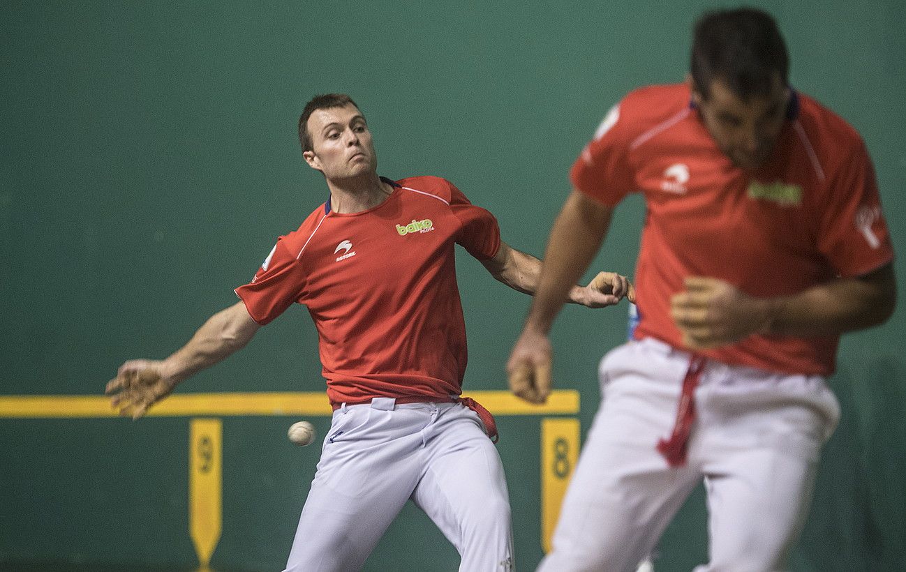 Andoni Aretxabaleta, pilota jotzear, eta Oinatz Bengoetxea, pilotakada saihestu nahian, Unai Laso eta Jon Ander Albisuren aurkako partidan. JAGOBA MANTEROLA / FOKU.