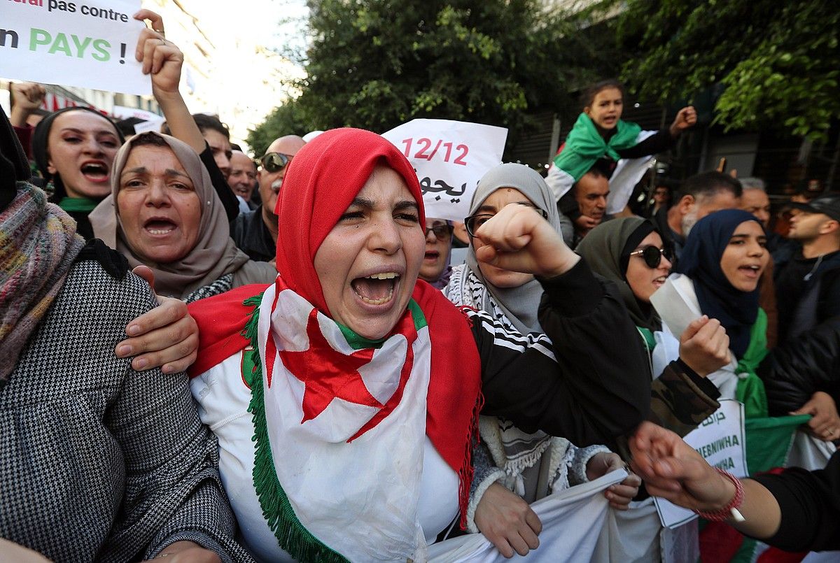 Azken hamar hilabeteetan manifestariak astero irten dira kalera Aljerian, erregimen zaharra behin betiko amai dadila eskatzeko. MOHAMED MESSARA / EFE.