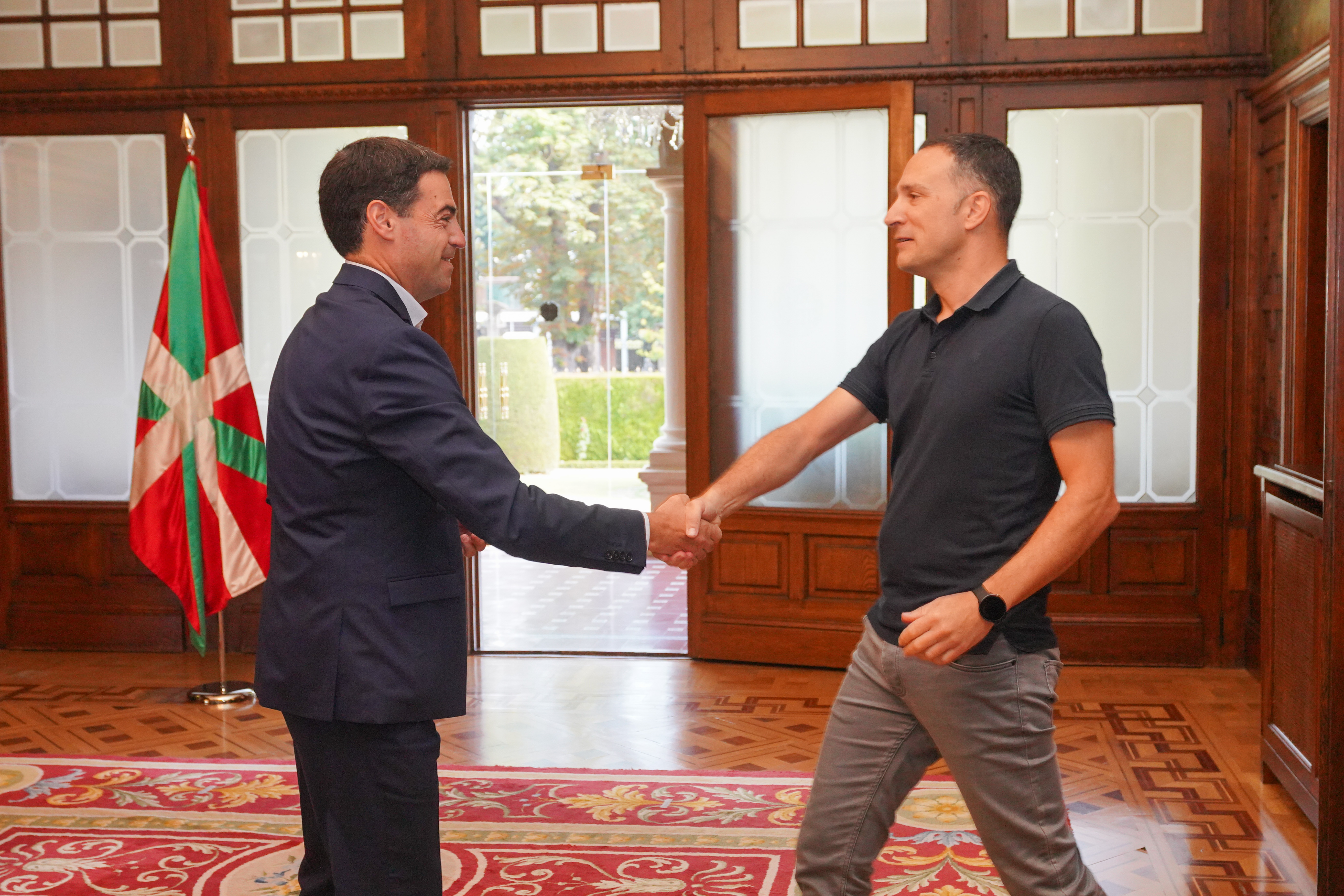 Imanol Pradales eta Mitxel Lakuntza, uztailean, Gasteizko Ajuriaenea jauregian. ENDIKA PORTILLO / FOKU