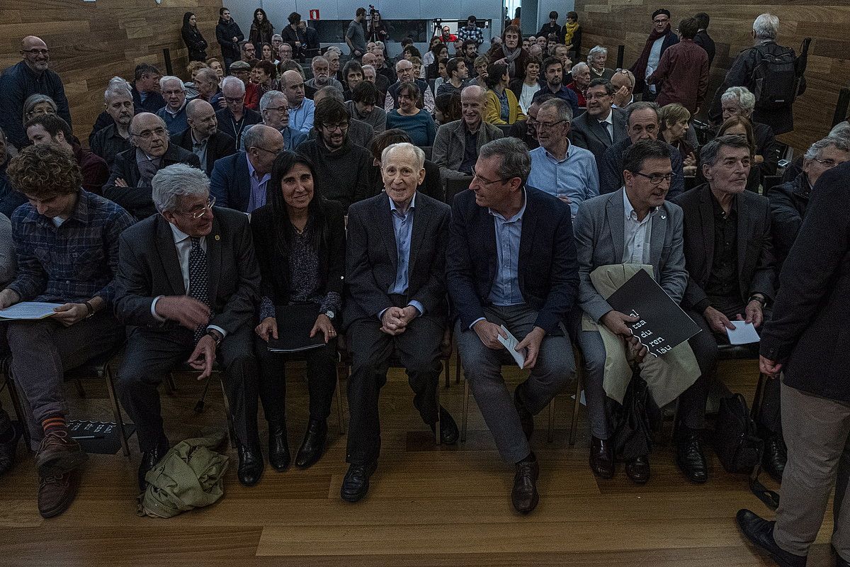 Joxe Azurmendi pentsalaria —erdi-erdian—, atzo, berari eskainitako kongresuaren hasiera ekitaldian, Donostiako San Telmo museoan. JON URBE / FOKU.