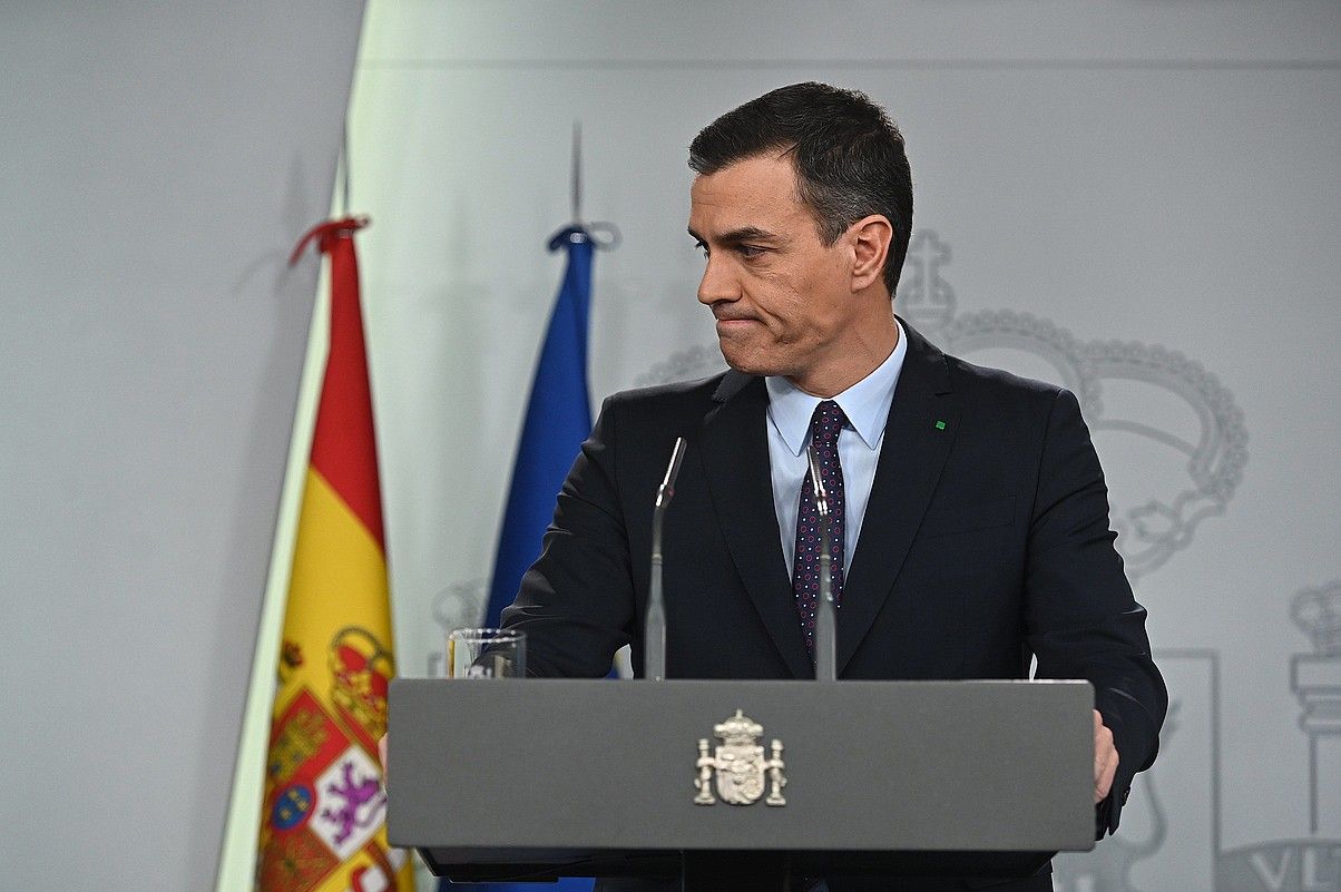 Pedro Sanchez Espainiako jarduneko presidentea, herenegun, Moncloan. FERNANDO VILLAR / EFE. Pedro Sanchez Espainiako jarduneko presidentea, herenegun, Moncloan. FERNANDO VILLAR / EFE.
