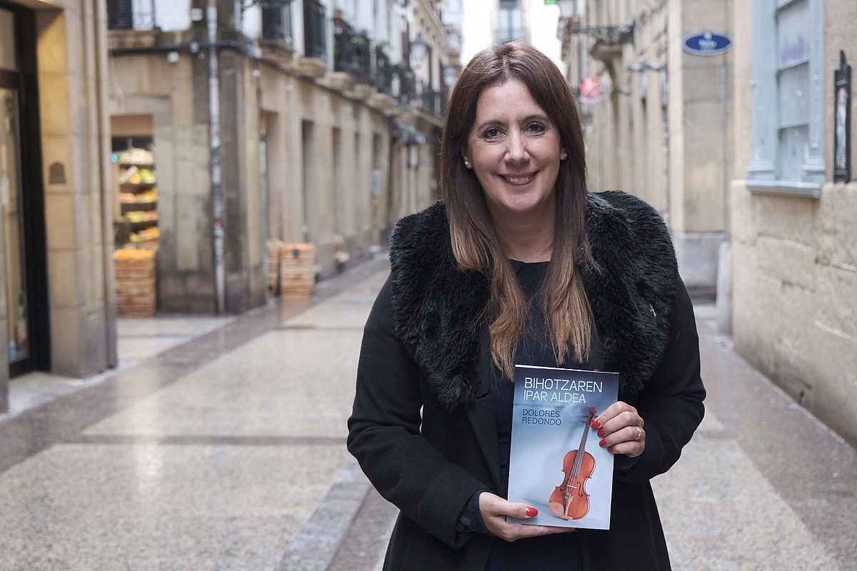 Dolores Redondo idazlea, bere azken lanaren euskarazko itzulpena eskuetan hartuta, Donostian. JON URBE / FOKU.