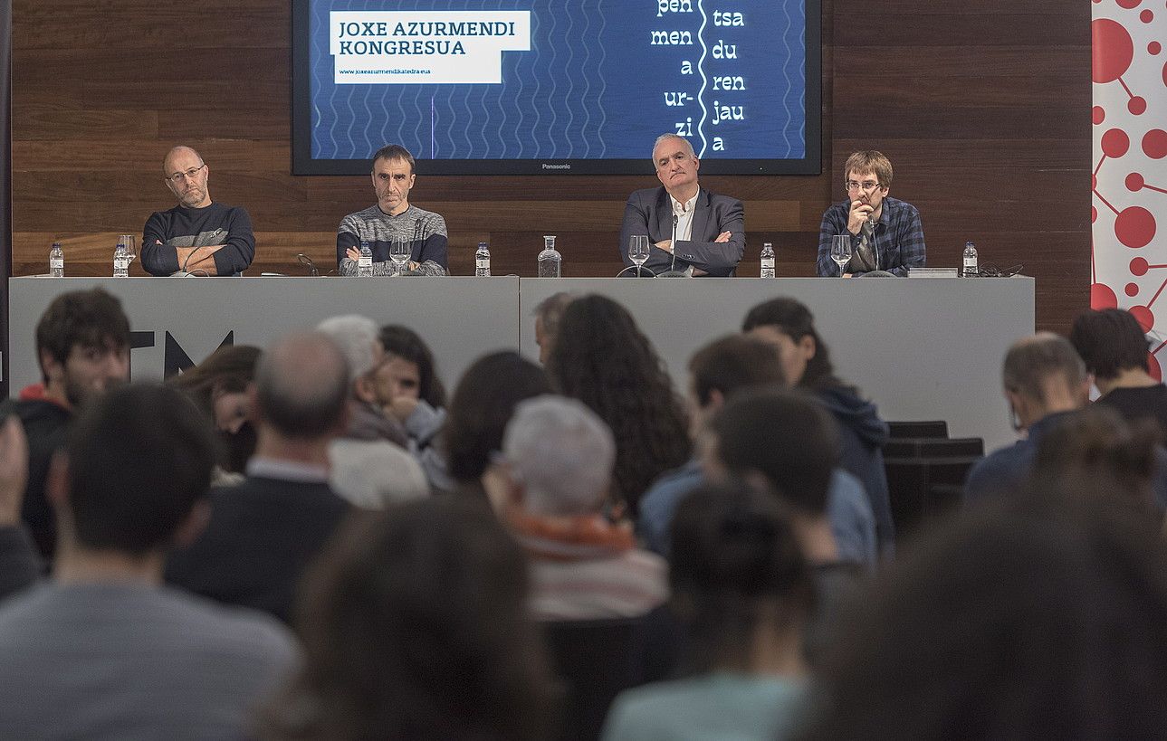 Ezker-eskuin, Eduardo Apodaka, Egoitz Urrutikoetxea eta Xabier Barandiaran, atzo, Donostian. ANDONI CANELLADA/ FOKU.