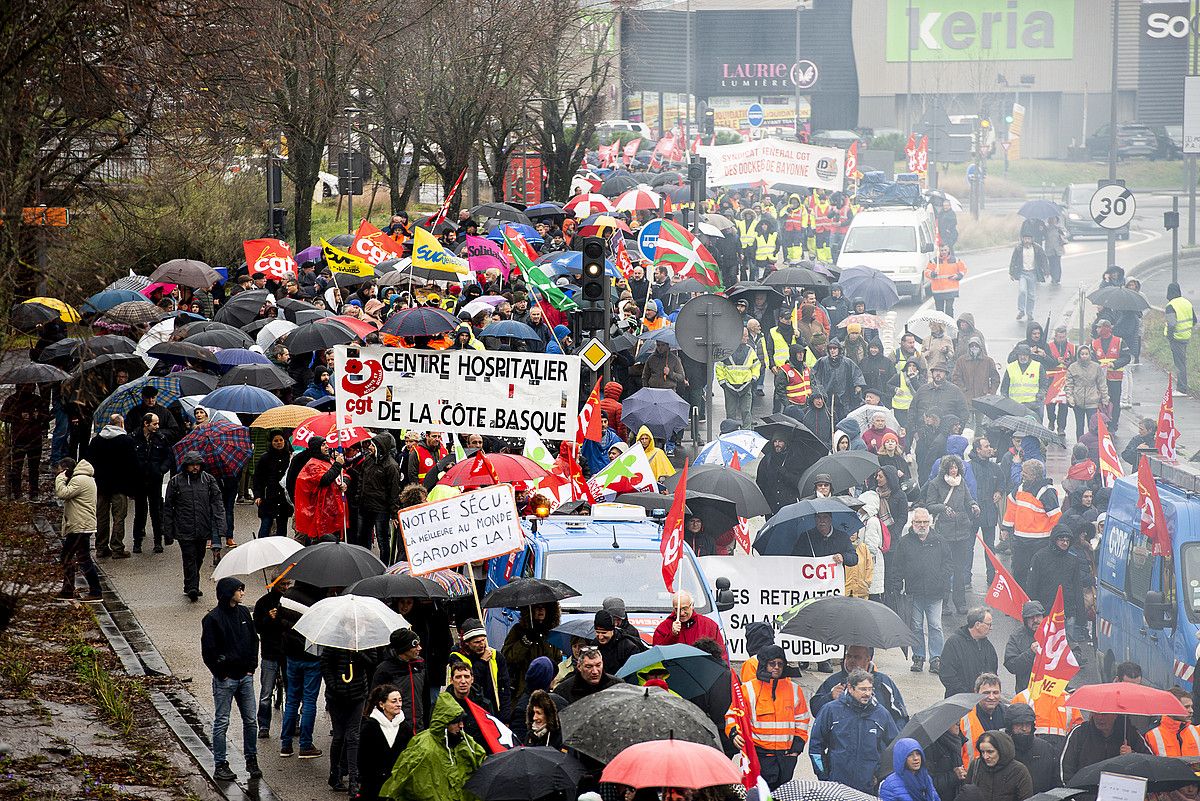 Manifestazio jendetsua egin zuten, atzo, Angelun, pentsioen erreformaren kontrako hirugarren mobilizazio egunean. GUILLAUME FAUVEAU.