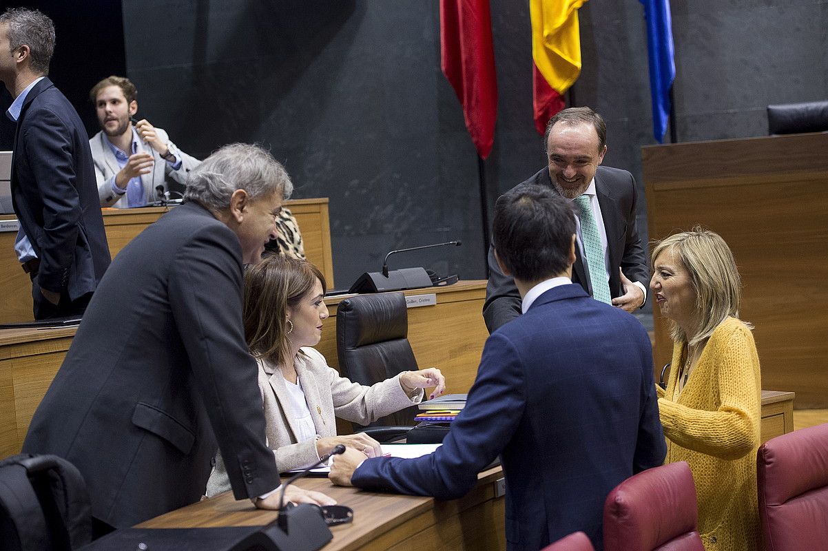 Navarra Suman, eguneko protagonismoa hartu zuen atzo Maria Jesus Valdemorosek (eserita). IÑIGO URIZ / FOKU.