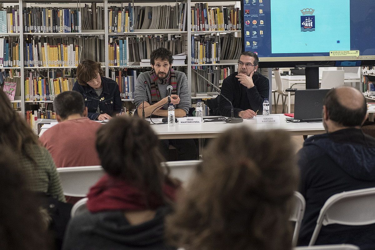 Lorea Agirre moderatzailearen eskuinera, Iñigo Martinez eta Ignazio Aiestaran, atzoko San Telmo Museoko hitzaldian. GORKA RUBIO / FOKU.