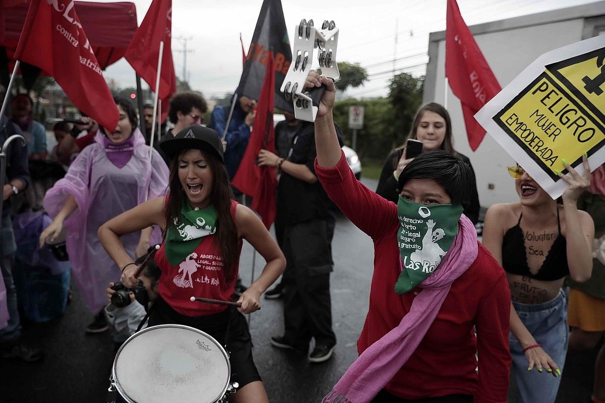 San Josen araua sinatzeko eskatzen, abuztuko protestan. JEFFREY ARGUEDAS / EFE.