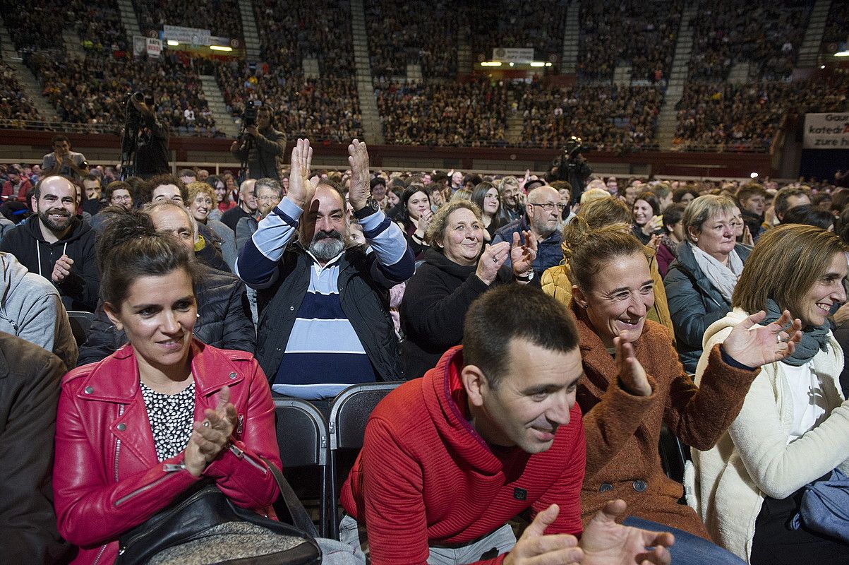 Garaiz bete zuten bertsozaleek atzo Ilunbeko zenzen plaza, eta izugarri gozatu zuten.. GORKA RUBIA /FOKU. Garaiz bete zuten bertsozaleek atzo Ilunbeko zenzen plaza, eta izugarri gozatu zuten.. GORKA RUBIA /FOKU.