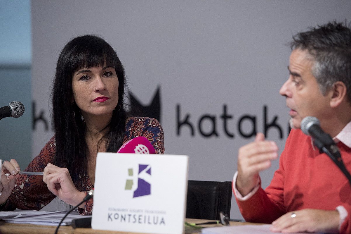 Kontseiluko idazkari nagusi Paul Bilbao eta Behatokiko zuzendari Agurne Gaubeka, atzo, Iruñean. IÑIGO URIZ / FOKU. Kontseiluko idazkari nagusi Paul Bilbao eta Behatokiko zuzendari Agurne Gaubeka, atzo, Iruñean. IÑIGO URIZ / FOKU.
