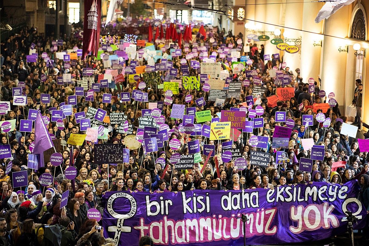 Protesta bat Istanbulen, Emakumeen Kontrako Indarkeriaren Aurkako Egunean, azaroaren 25ean. TOLGA BOZOGLU, EFE.