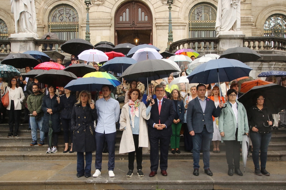 Elkarretaratzea Bilboko Udalaren aurrean, Santutxuko hilketa matxista salatzeko. OSKAR MATXIN EDESA / FOKU Elkarretaratzea Bilboko Udalaren aurrean, Santutxuko hilketa matxista salatzeko. OSKAR MATXIN EDESA / FOKU